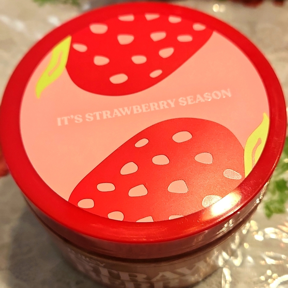 NWT PINK VS JUICY STRAWBERRY BODYSCRUB 🍓